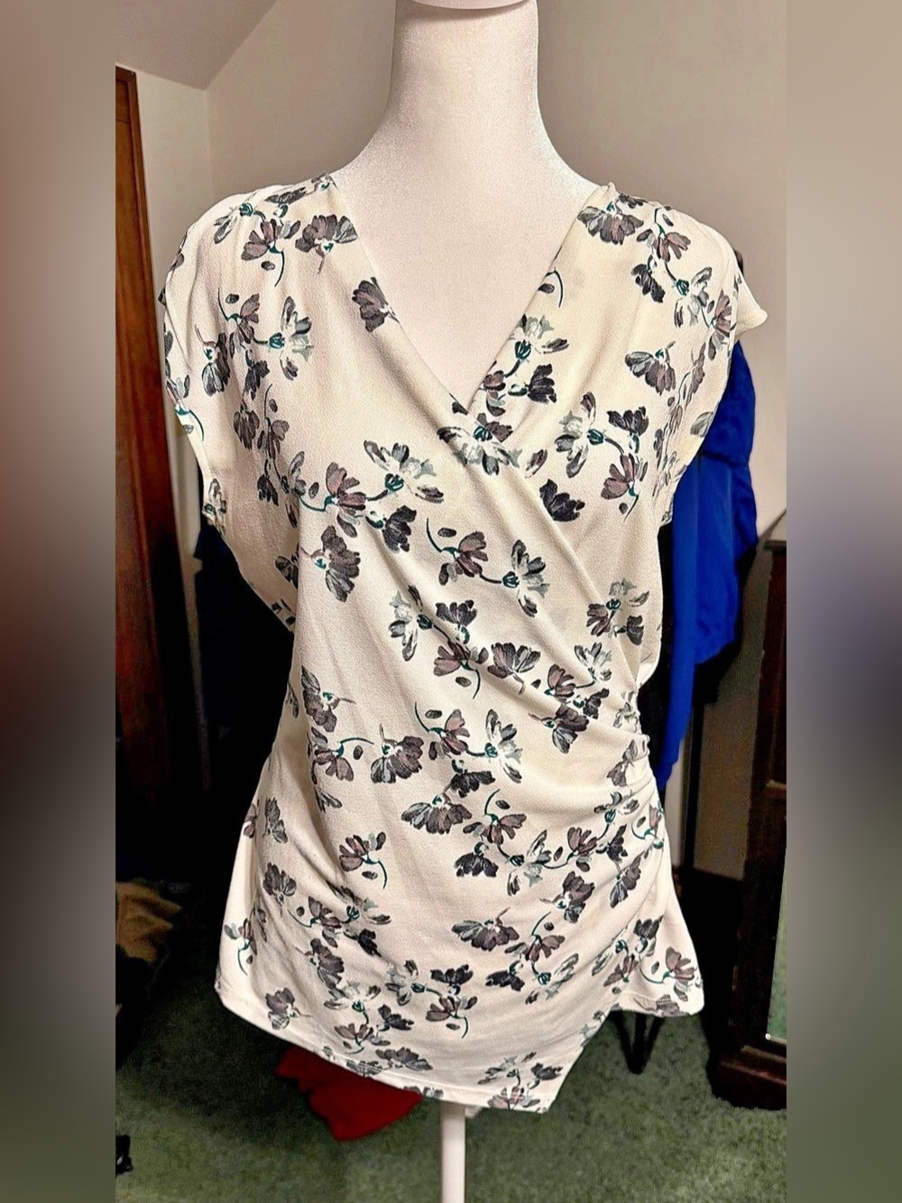 Ann Taylor Factory Floral Short Sleeve Blouse in Cream Size Small
